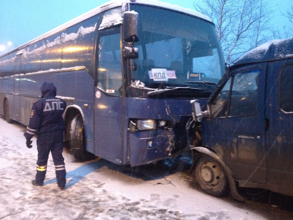 Водитель в череповце. Автобус Скания Череповец. Авария автобуса Череповец. Авария с автобусом в Вологодской области. ДТП Газель и. Скания на Вологодской трассе.