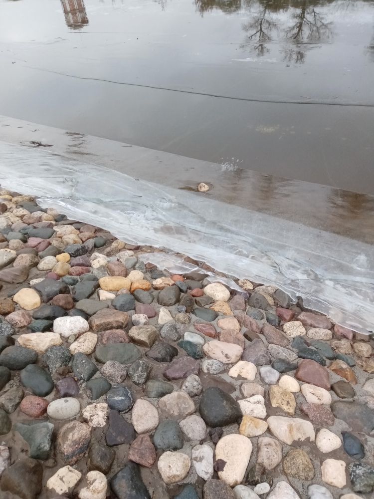 Уровень воды в реке вологда сегодня. Лед на реке Вологда. Берег реки Вологды отделка камней. Залив Вологда. Вологду залило.