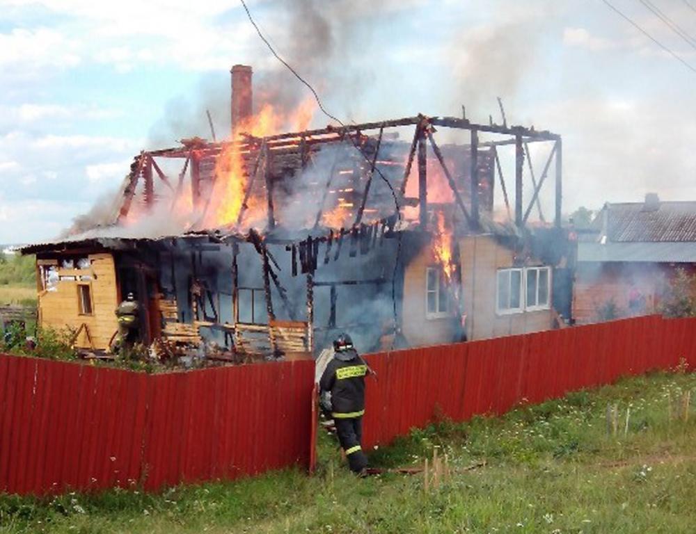 Суда погода на 10 дней. Пожар в Нюксенице. Поселок суда Вологодская область. Пожар в Чагоде. Чагода сгорел дом от молнии.